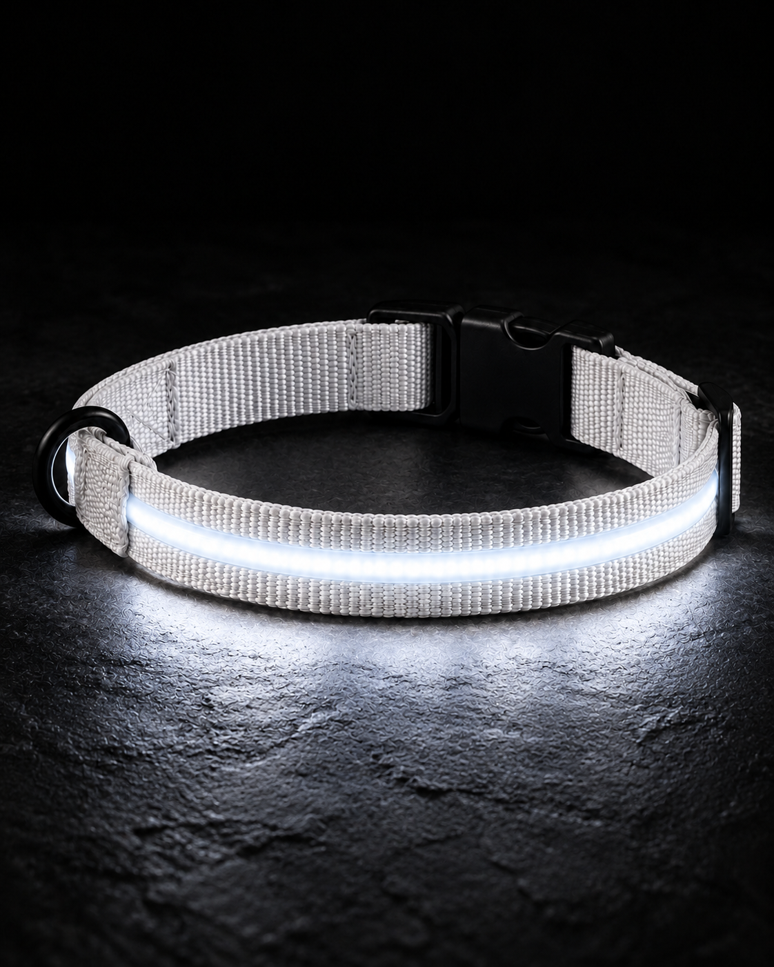 Collier SafeLaisse blanc allumé dans un studio presque noir
