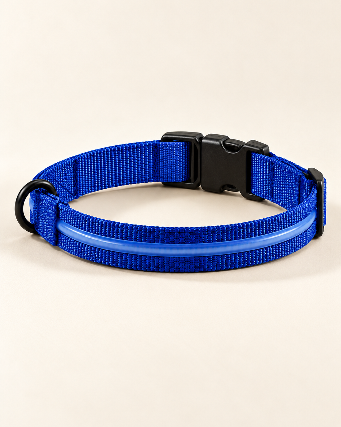 Collier SafeLaisse bleu en studio, éclairage de jour