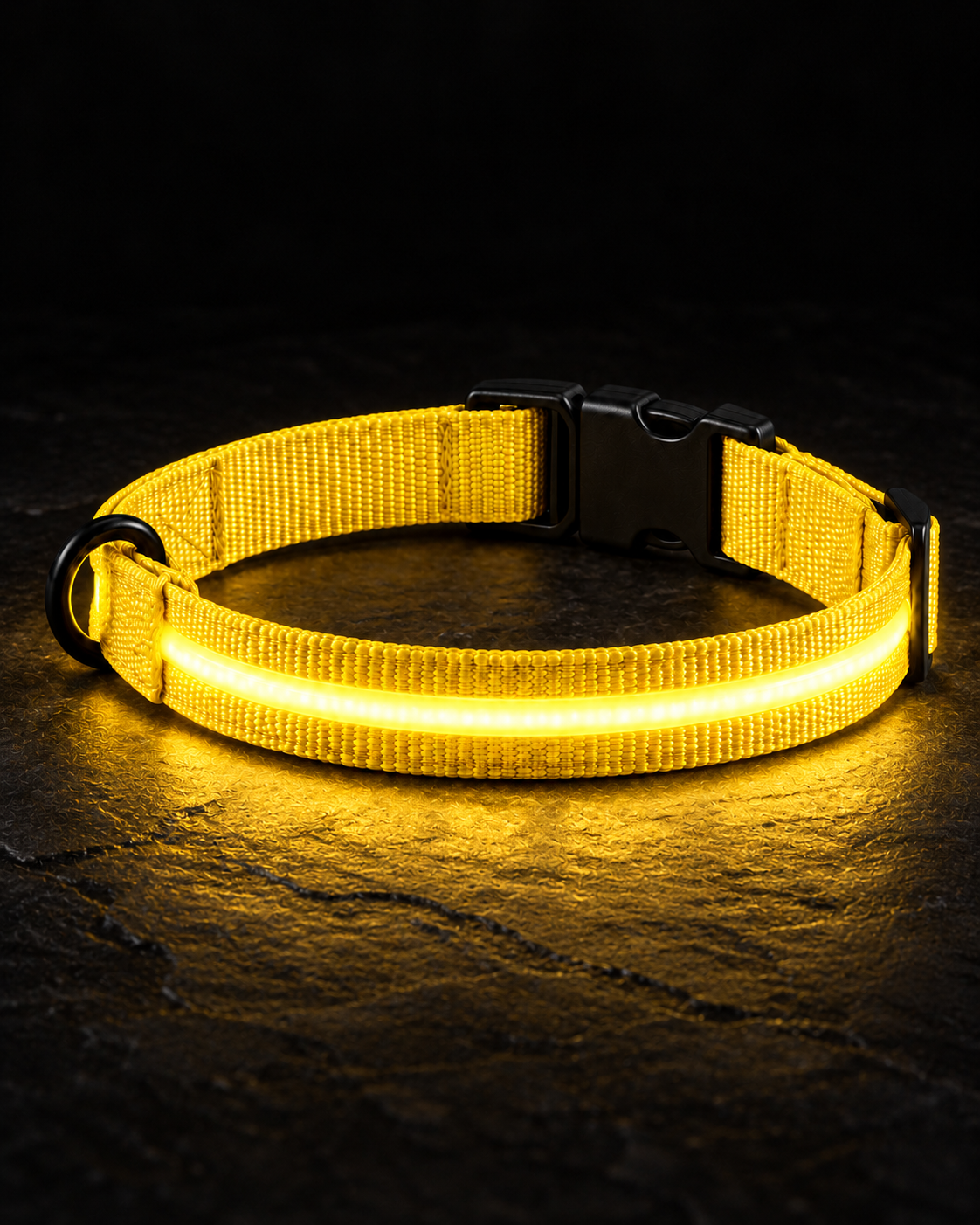 Collier SafeLaisse jaune allumé dans un studio presque noir