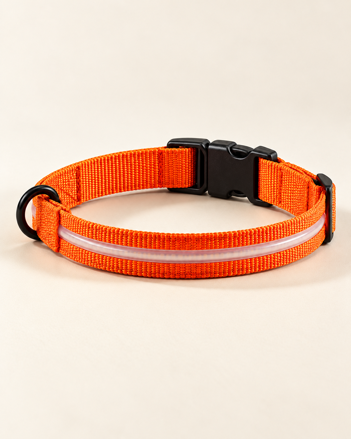 Collier SafeLaisse orange en studio, éclairage de jour