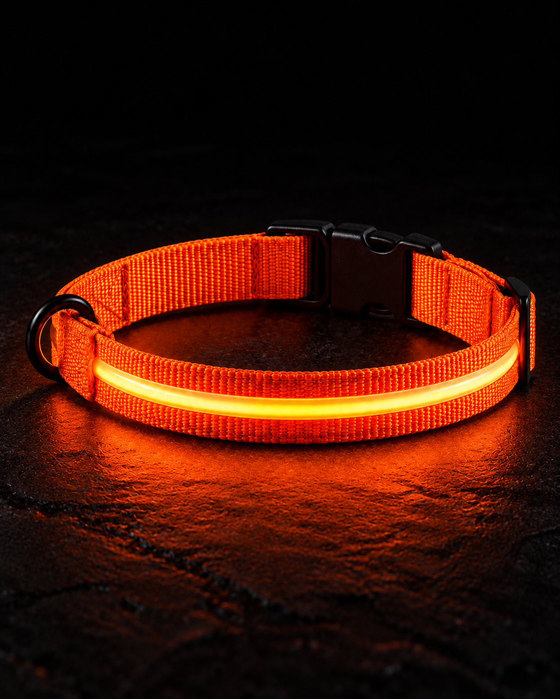 Collier SafeLaisse orange allumé dans un studio presque noir