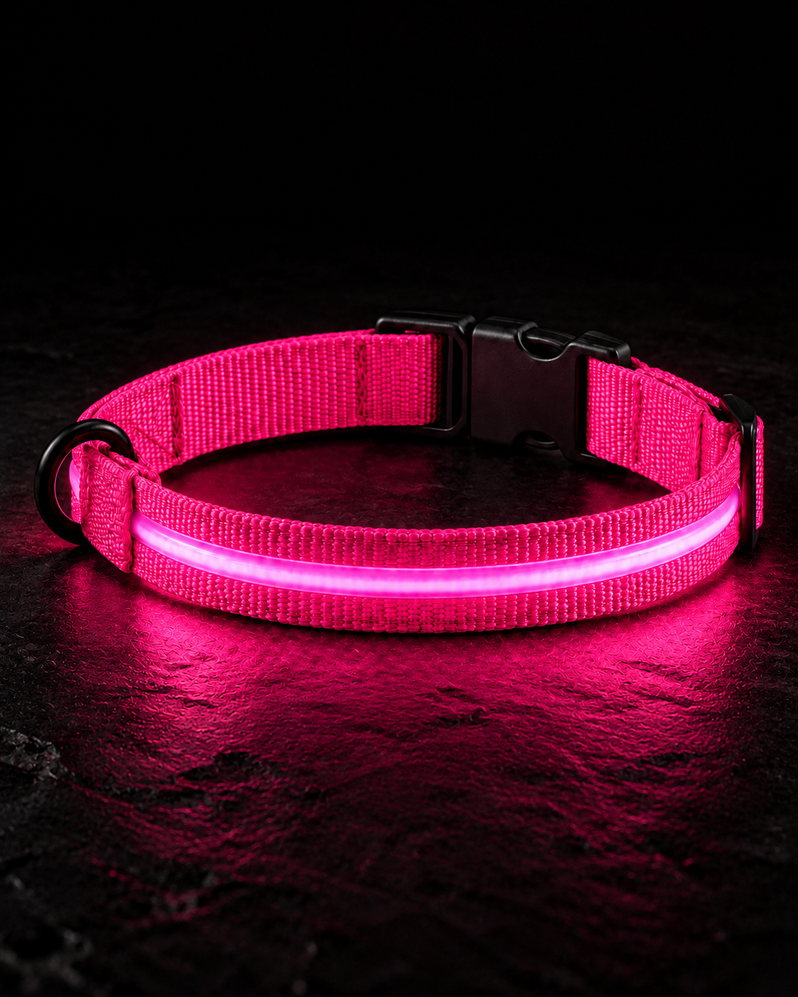 Collier SafeLaisse rose allumé dans un studio presque noir