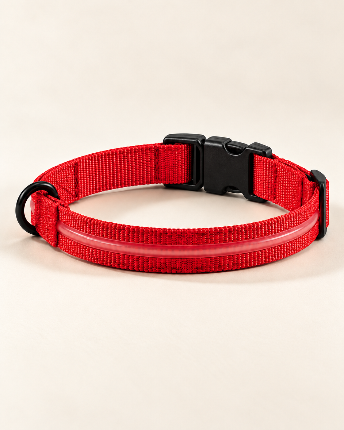Collier SafeLaisse rouge en studio, éclairage de jour