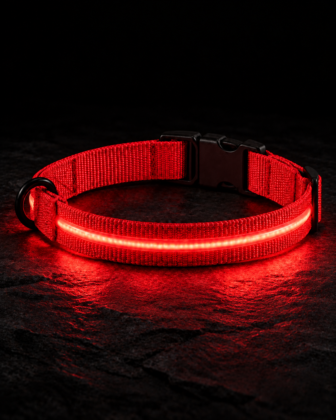 Collier SafeLaisse rouge allumé dans un studio presque noir