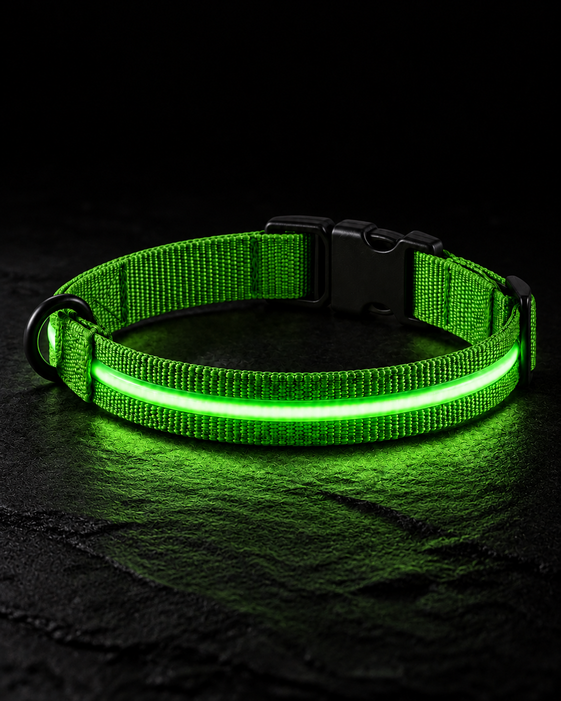 Collier SafeLaisse vert allumé dans un studio presque noir